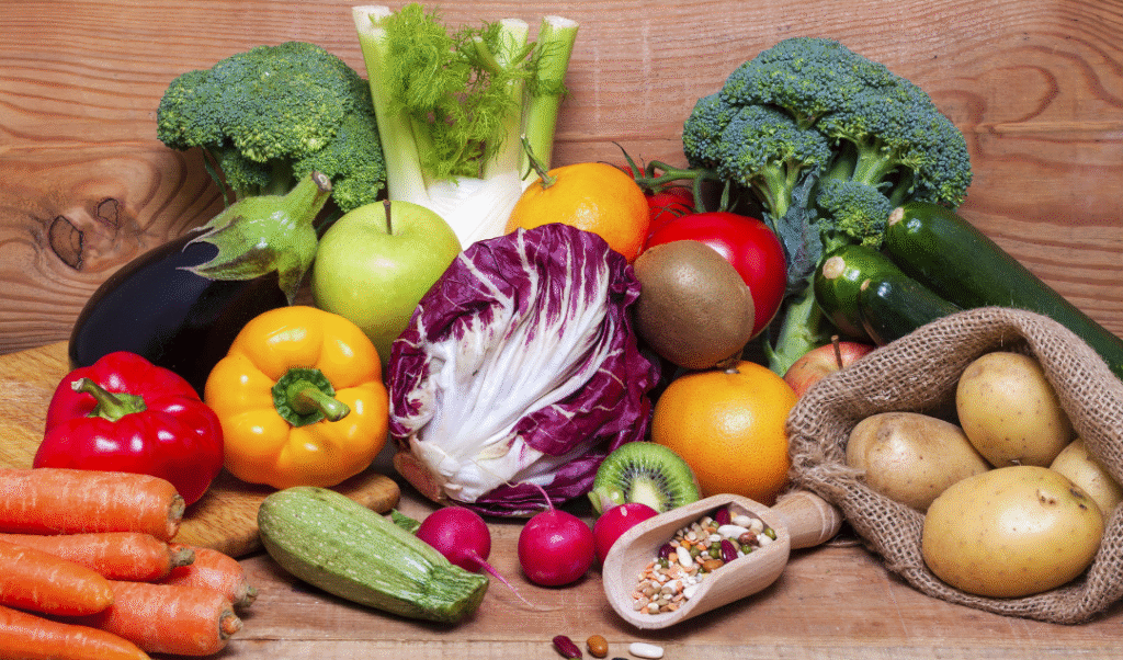 Un' Immagine colorata di Dieta Mediterranea ( ricca di verdure, legumi )